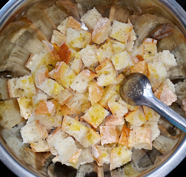 佐汤佳品---蓝芝士烤面包块(BLUE CHEESE CROUTONS)的做法步骤：3