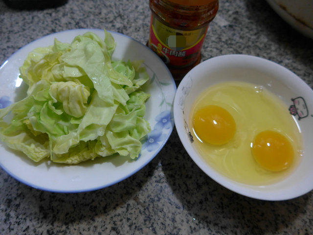 牛肉酱鸡蛋炒圆白菜的做法步骤：1