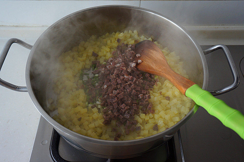 土豆牛肉炒饭的做法步骤：4