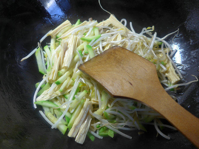 腐竹绿豆芽炒西葫芦的做法步骤：4