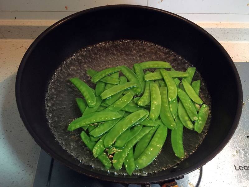 腊肠炒荷兰豆的做法步骤：2