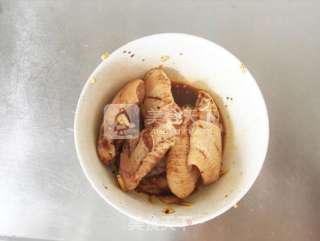适合新手的美味简单烤箱菜——烤鸡翅的做法步骤：3