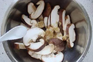 【桃李厨艺】吃过炸香菇吗?味道不是一般的好!的做法步骤：2