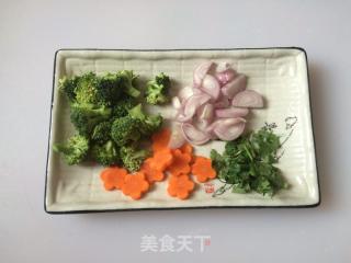 鲜蔬鱼豆腐奶白汤的做法步骤：2