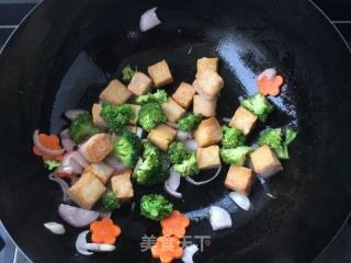 鲜蔬鱼豆腐奶白汤的做法步骤：3
