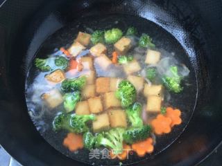 鲜蔬鱼豆腐奶白汤的做法步骤：4