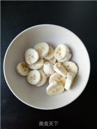 香蕉抹茶奶昔的做法步骤：2