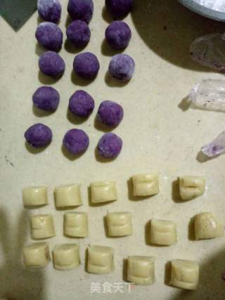 紫薯紫米红豆月饼的做法步骤：10