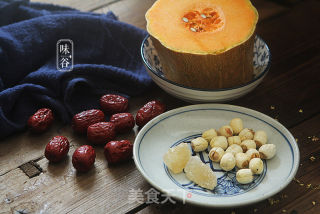 南瓜红枣莲子甜汤的做法步骤：1