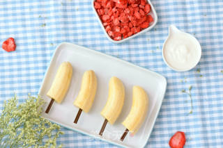 草莓碎脆皮香蕉雪糕的做法步骤：2