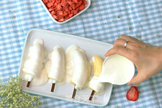 草莓碎脆皮香蕉雪糕的做法步骤：3