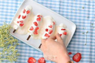 草莓碎脆皮香蕉雪糕的做法步骤：4