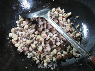 肉末花生米香菇酱 的做法步骤：5