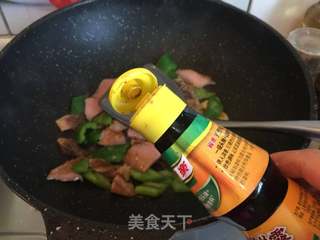 青椒羊肚菌炒松板肉的做法步骤：10