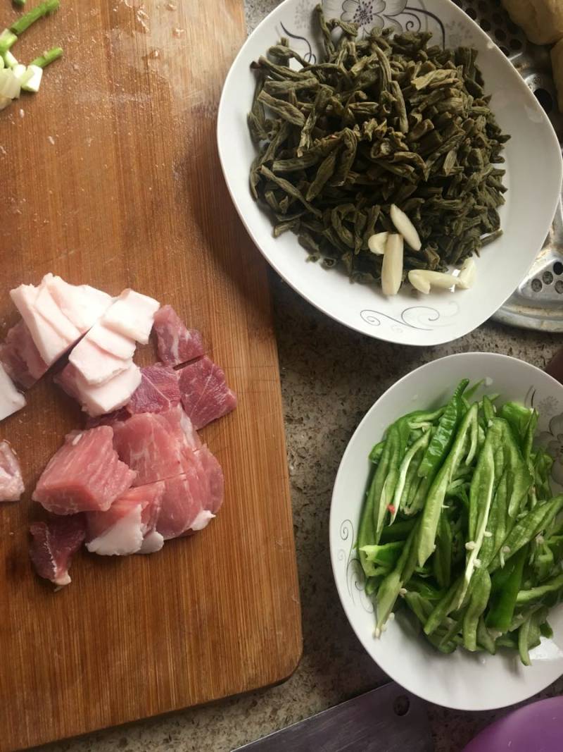 青椒干豇豆炒肉的做法步骤：1