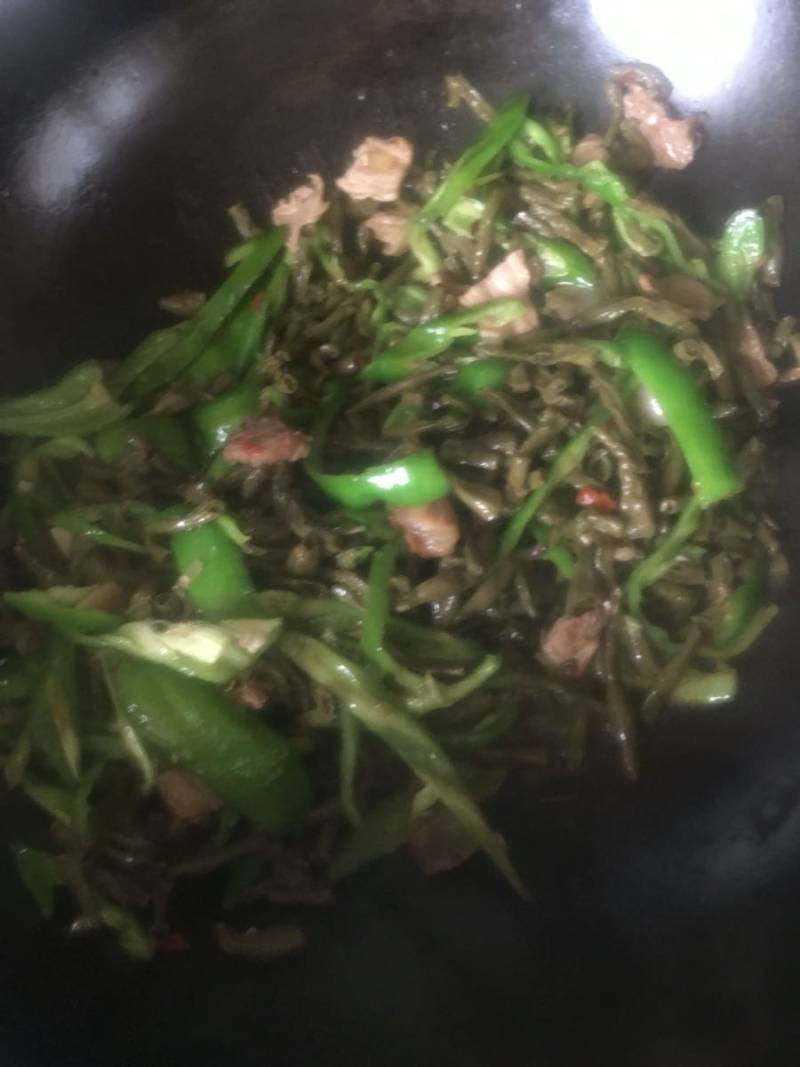 青椒干豇豆炒肉的做法步骤：5