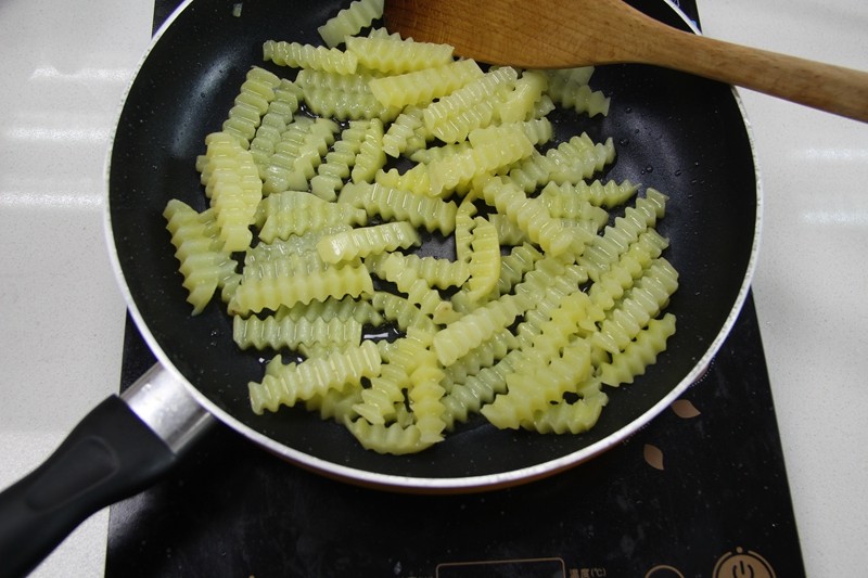 街边畅销的小零食——狼牙土豆的做法步骤：6