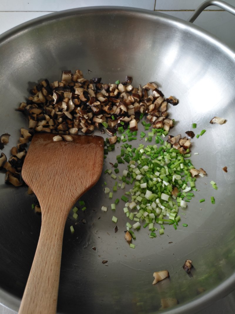 香菇鸡肉酱油炒饭的做法步骤：6