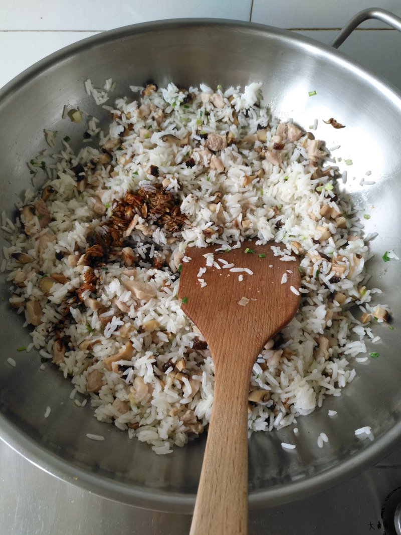 香菇鸡肉酱油炒饭的做法步骤：9