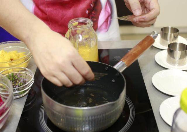 【Oster食谱】芒果慕斯让餐点变成艺术的做法步骤：9