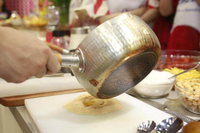 【Oster食谱】芒果慕斯让餐点变成艺术的做法步骤：5