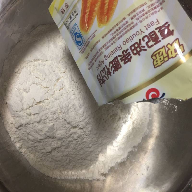 麻花状油条的做法步骤：3