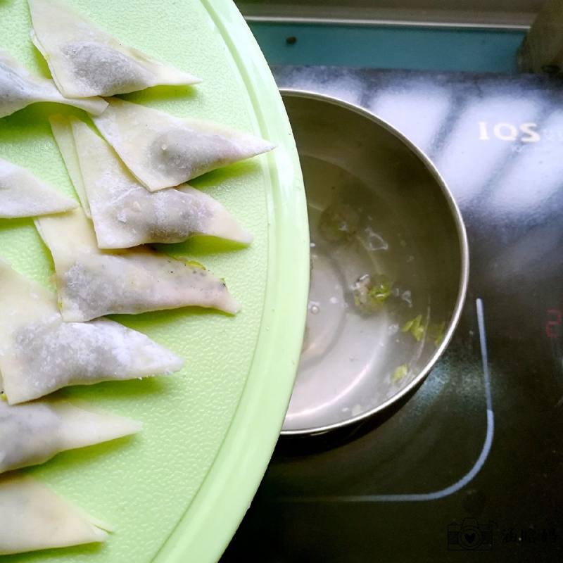 芹菜肉馅三角馄饨的做法步骤：9