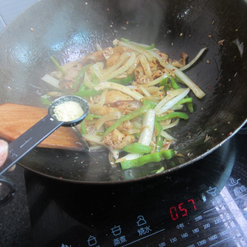 青椒腊肉油豆腐丝的做法步骤：10