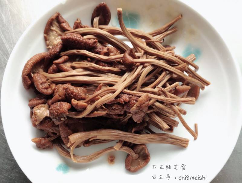 茶树菇炒肉的做法步骤：2