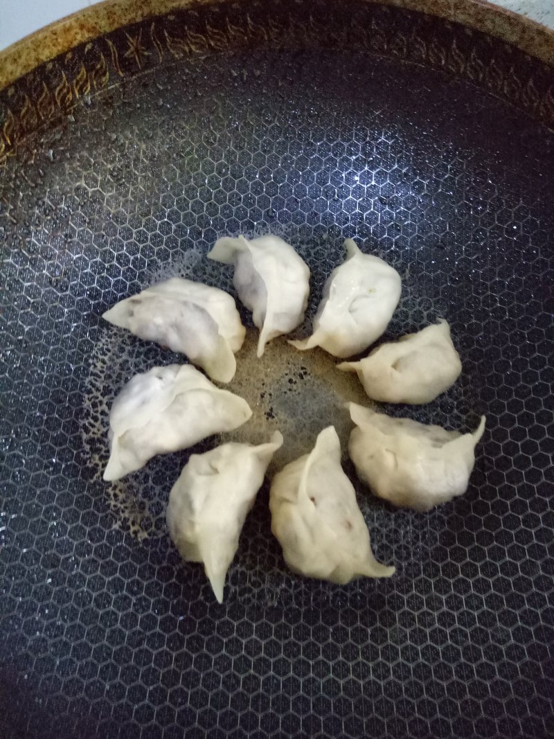 冰花煎饺（香菇猪肉馅）的做法步骤：17