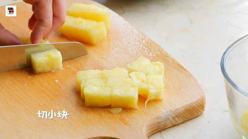 连碗都省了的“菠萝船炒饭”的做法步骤：4