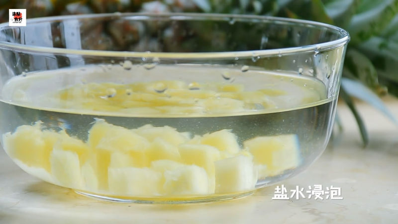 连碗都省了的“菠萝船炒饭”的做法步骤：5