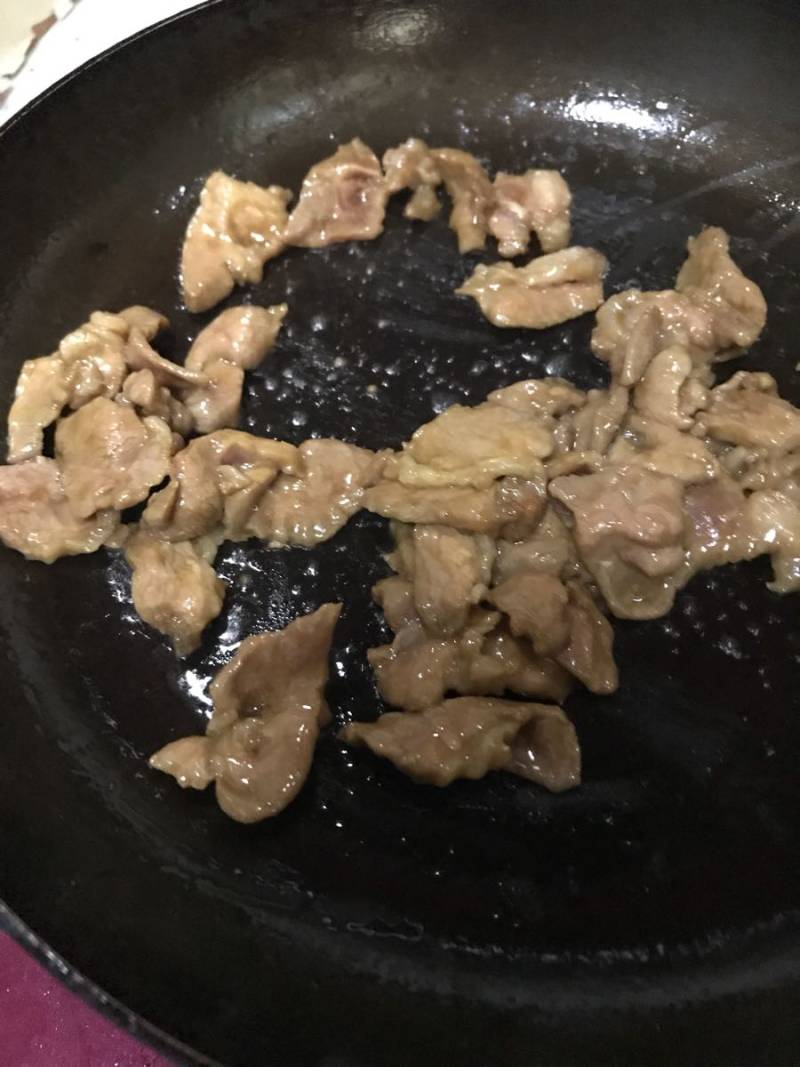 青椒豆腐炒肉片的做法步骤：6