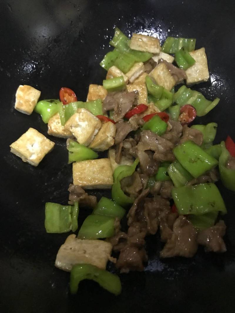 青椒豆腐炒肉片的做法步骤：8