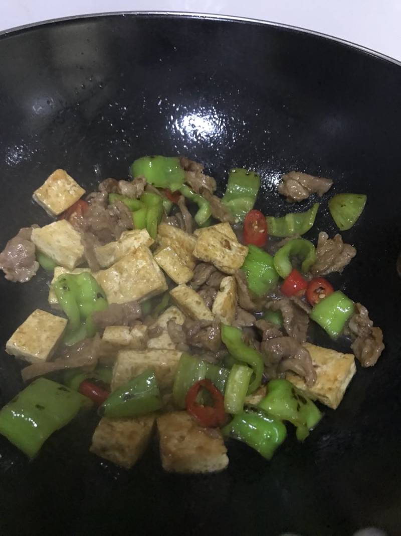 青椒豆腐炒肉片的做法步骤：9