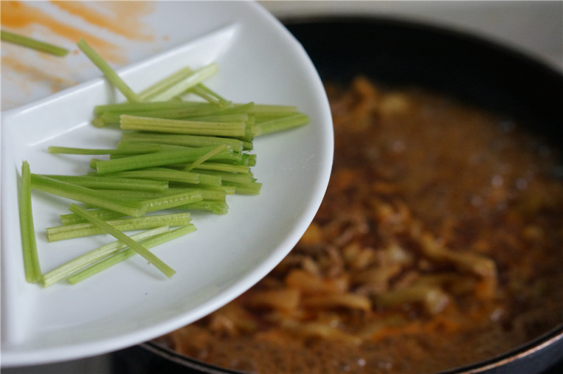 榨菜牛肉胡萝卜面的做法步骤：9