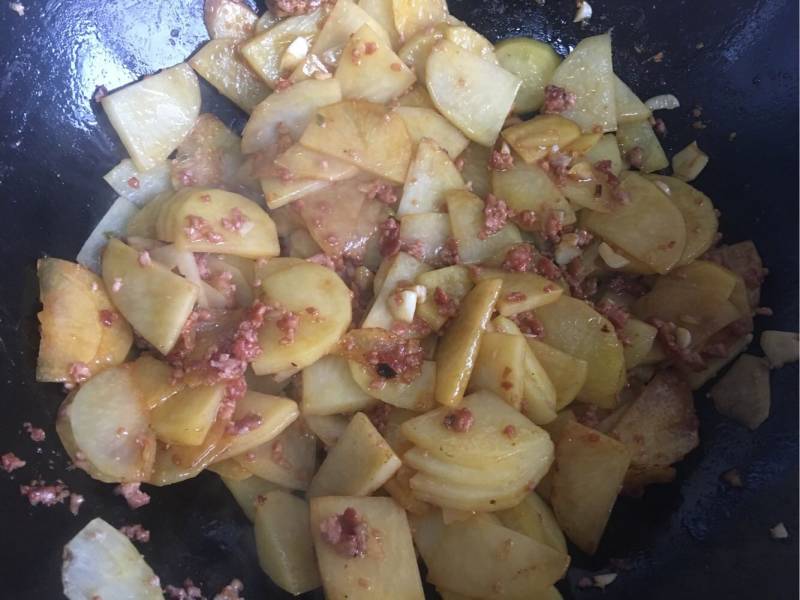 土豆家高频率下饭菜--【香煎肉末土豆片】的做法步骤：4