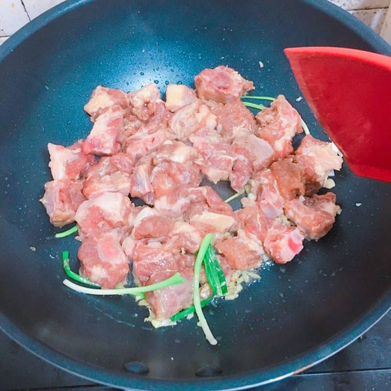 家传红烧排骨(红烧肉同理)的做法步骤：4