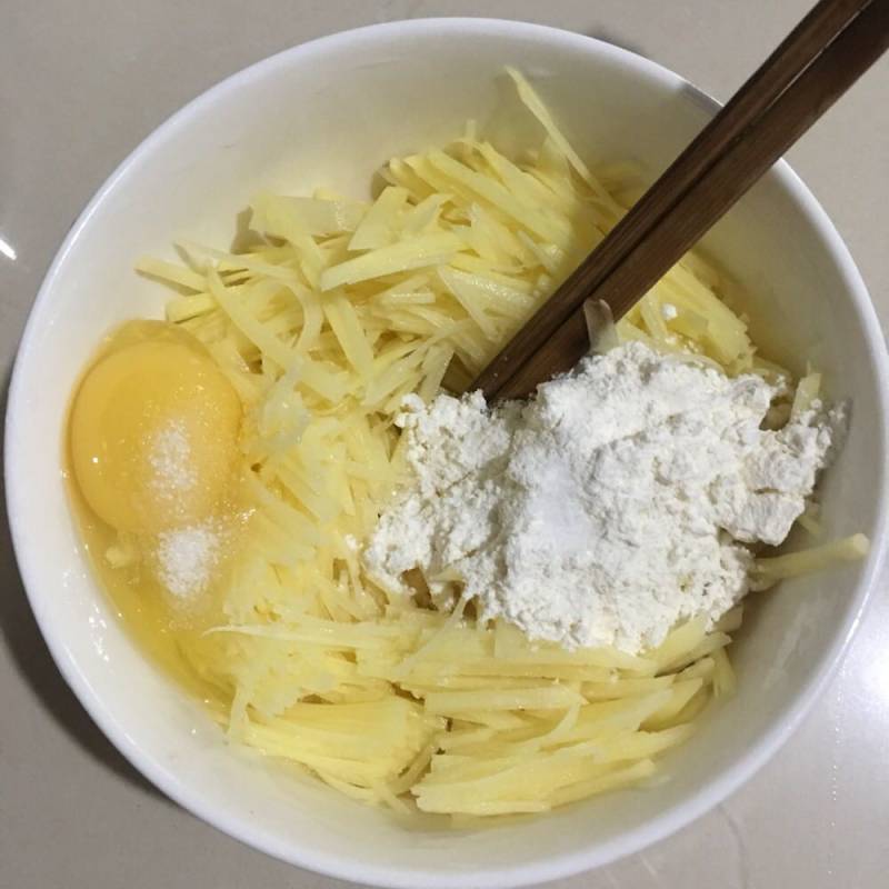 土豆丝鸡蛋饼的做法步骤：1