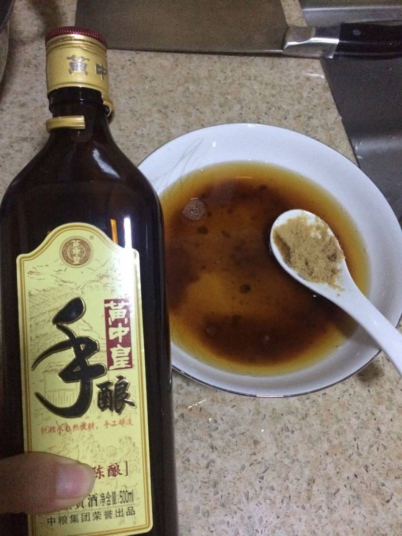 鸡蛋核桃炖酒的做法步骤：2