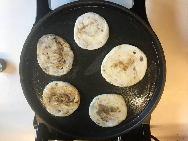 红糖黑芝麻酥饼的做法步骤：15