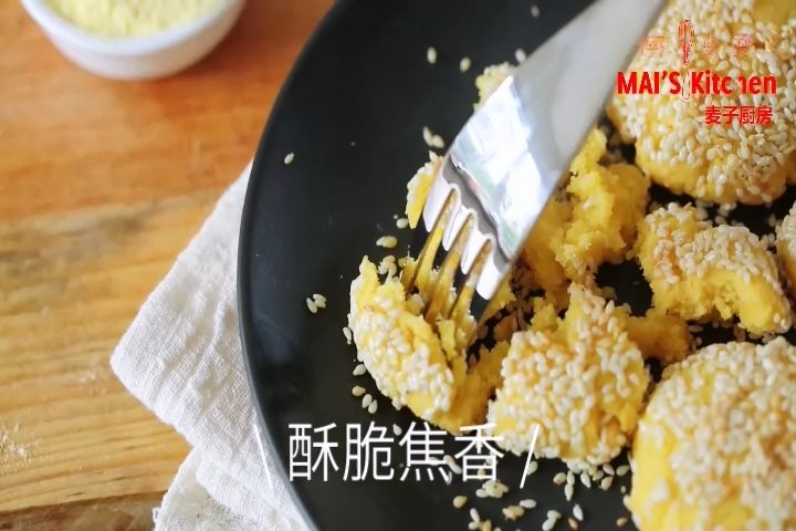 简单快手 | 混合一下就能制作超酥的芝麻香酥玉米饼的做法步骤：9