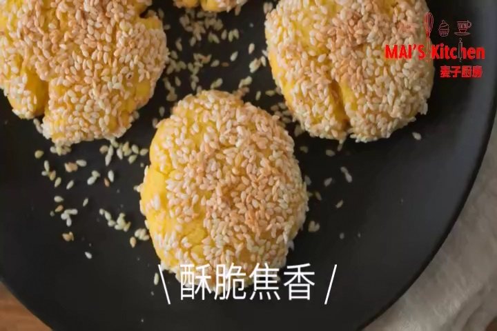 简单快手 | 混合一下就能制作超酥的芝麻香酥玉米饼的做法步骤：11