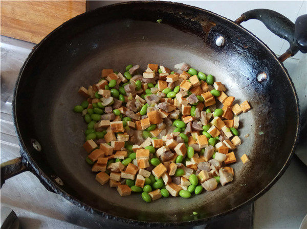 咸肉毛豆焖饭的做法步骤：4