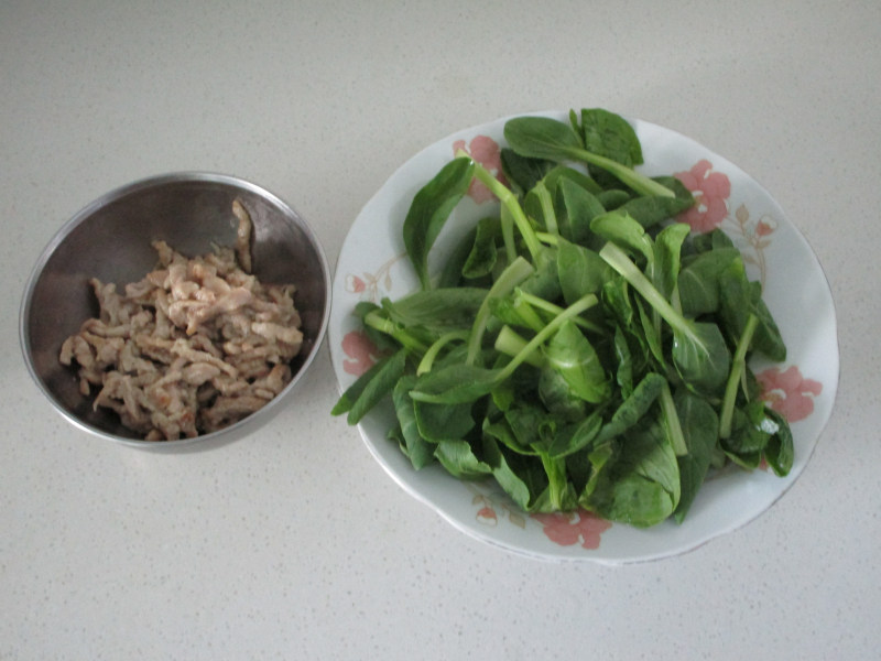 鸡毛菜肉丝炒面的做法步骤：2