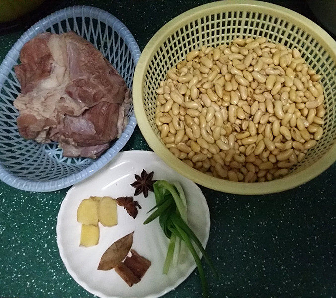 黄豆卤牛肉的做法步骤：1