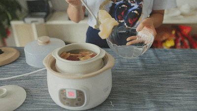 【小森妈妈菜谱】28天调理药膳-备孕花胶汤的做法步骤：3