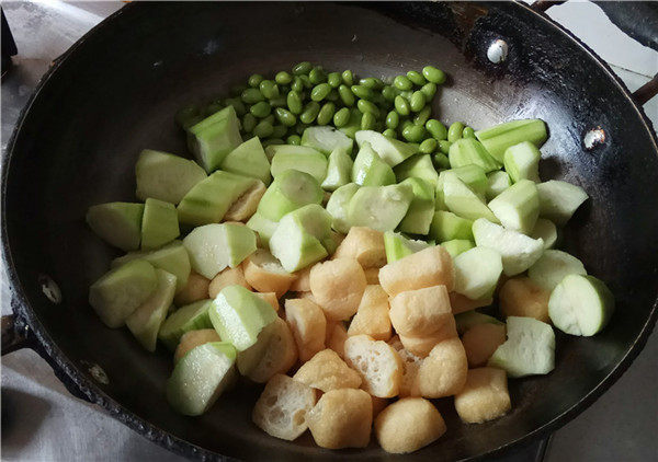 丝瓜烧毛豆油豆腐的做法步骤：5