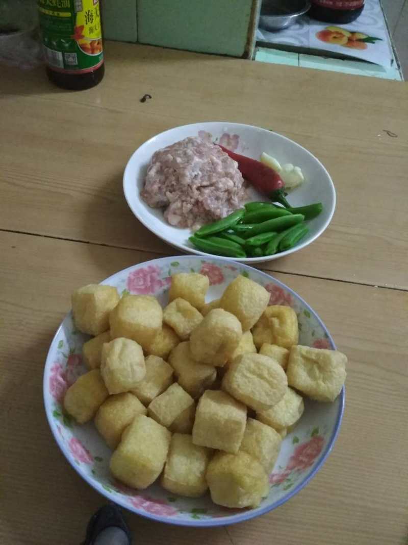 油豆腐酿肉的做法步骤：1