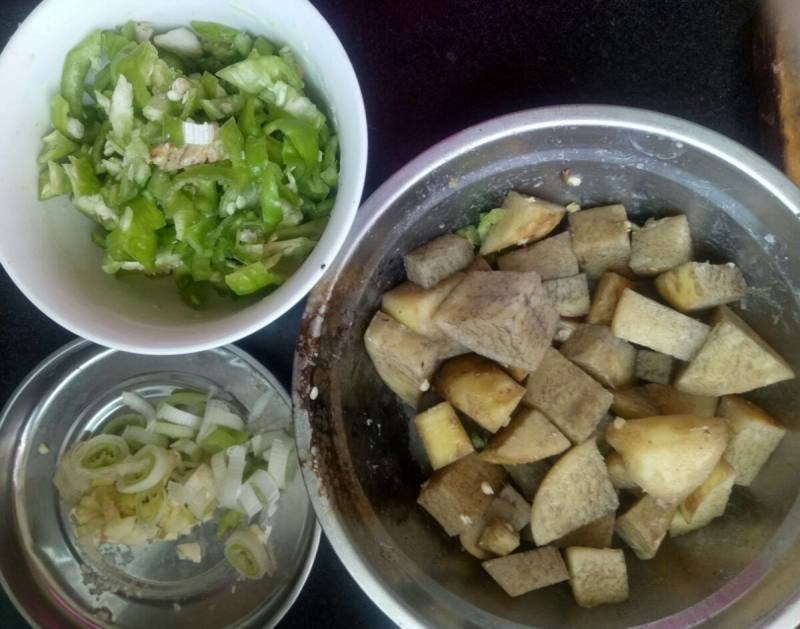 青椒土豆块炒卤肉的做法步骤：1